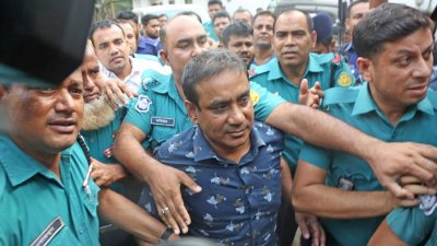 ডিএমপি মিরপুর বিভাগের সাবেক ডিসি জসিম উদ্দিনকে ট্রাইব্যুনালে হাজির করা হয়। ছবি: ফোকাস বাংলা