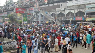 সায়েন্সল্যাব মোড়ে সাত কলেজের শিক্ষার্থীদের অবস্থান (ছবি: ফোকাস বাংলা)