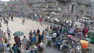 সায়েন্সল্যাব মোড়ে সাত কলেজের শিক্ষার্থীদের অবস্থান (ছবি: ফোকাস বাংলা)