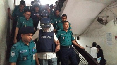শুনানি শেষে আদালত থেকে নিয়ে যাওয়া হচ্ছে আসামিদের (ছবি: প্রতিবেদক)