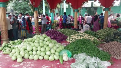 ‘শখের বাজার’ ব্যানারে প্রতিদন দুপুর ২টা থেকে সন্ধ্যা পর্যন্ত শহরের সোনারপট্টি শিব মন্দিরে সবজি বিক্রি