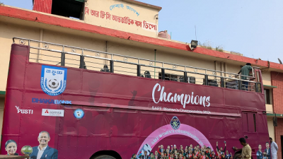 সাবিনাদের জন্য প্রস্তুত ছাদখোলা বাস।