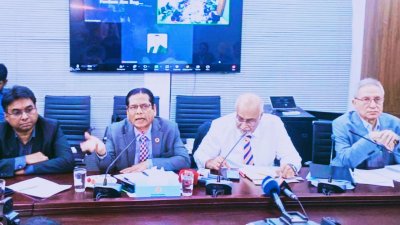 বৈঠকে বক্তব্য রাখছেন জাতীয় শ্বেতপত্র প্রণয়ন কমিটির প্রধান ও সেন্টার ফর পলিসি ডায়ালগের (সিপিডি) সম্মানীয় ফেলো ড. দেবপ্রিয় ভট্টাচার্য