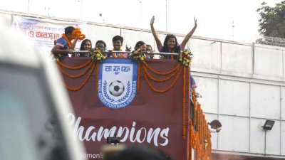 ছাদখোলা বাসে আনন্দ (ছবি: সাজ্জাদ হোসেন)