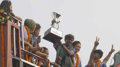 ছাদখোলা বাসে ট্রফি হাতে অধিনায়ক সাবিনা খাতুন। ছবি-সাজ্জাদ হোসেন।