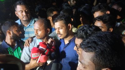বক্তৃতা করছেন  ছাত্র অধিকার পরিষদের সভাপতি বিন ইয়ামিন মোল্লা