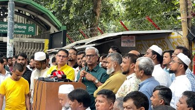 বক্তব্য দিচ্ছেন  জয়নুল আবদিন ফারুক