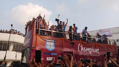 ছাদখোলা বাসে সংবর্ধনা পান মেয়েরা (ছবি: সাজ্জাদ হোসেন)