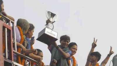 ছাদখোলা বাসে সংবর্ধনা পান সাবিনারা (ছবি: সাজ্জাদ হোসেন)