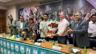 বাটলারের হাতে ফুলের তোড়া তুলে দেন আসিফ