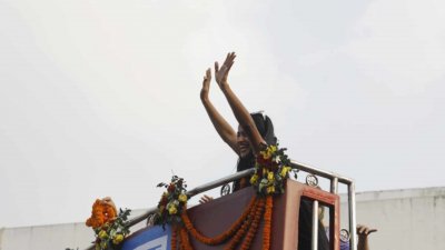 ছবিতে সাবিনাদের ছাদখোলা বাসে আনন্দঘন কিছুক্ষণ