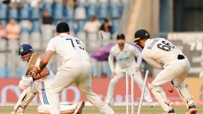 জাদেজা-ওয়াশিংটনের স্পিন জাদু ছাপিয়ে শেষ বিকালে নিউজিল্যান্ডের আঘাত