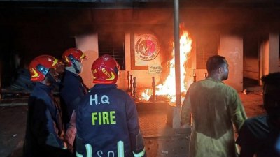 বৃহস্পতিবার বিজয়নগরে জাতীয় পার্টির কেন্দ্রীয় কার্যালয়ে আগুন দিয়েছে বিক্ষুব্ধ ছাত্র-জনতা। ছবি: নাসিরুল ইসলাম