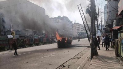 বৃহস্পতিবার পুলিশ ও সেনাবাহিনীর গাড়িতে আগুন দিয়েছেন বিক্ষুব্ধ পোশাক শ্রমিকরা