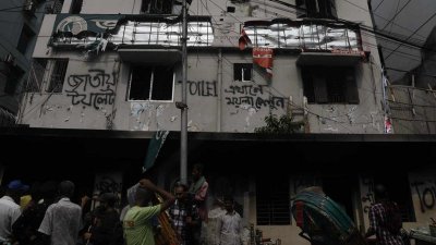 ক্ষতিগ্রস্ত জাতীয় পার্টির কার্যালয় (ছবি: সাজ্জাদ হোসেন)