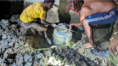 মাটির নিচ থেকে উদ্ধার করা মদ