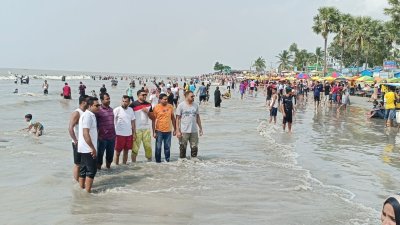 কুয়াকাটা সমুদ্র সৈকতে পর্যটকরা