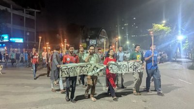 ঢাবি শিক্ষার্থীকে মারধরের প্রতিবাদে তাৎক্ষণিক মশাল মিছিল করে ছাত্র ইউনিয়ন ঢাকা বিশ্ববিদ্যালয় শাখা