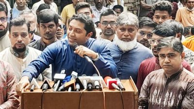 অবস্থান কর্মসূচিতে বক্তব্য রাখছেন ববি হাজ্জাজ