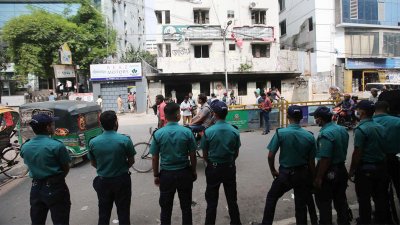 জাতীয় পার্টি কার্যালয়ের সামনে দায়িত্ব পালন করছে পুলিশ (ছবি: নাসিরুল ইসলাম)
