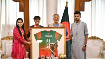 প্রধান উপদেষ্টাকে সাইন করা জার্সি ও ফুটবল উপহার দিলেন নারী ফুটবলরা