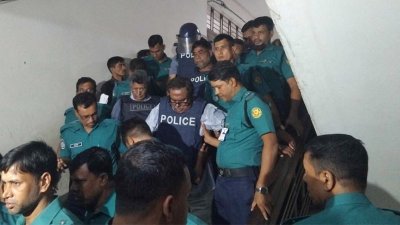 আদালত চত্বরে সাধন চন্দ্র মজুমদার