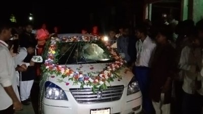 অশ্রুশিক্ত নয়নে প্রিয় শিক্ষককে সুসজ্জিত একটি প্রাইভেটকারে তুলে দিলেন শিক্ষার্থীরা