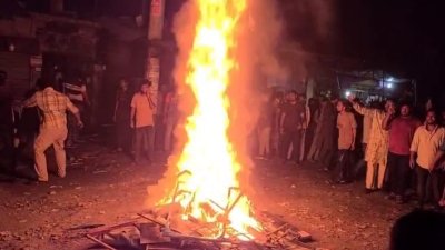 জাতীয় পার্টির কার্যালয়ে আগুন