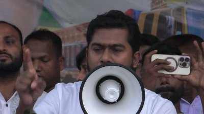 বিদ্যুৎ চলে যাওয়ায় হ্যান্ড মাইকে বক্তব্য দেন নুরুল হক নুর