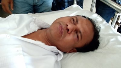 হাসপাতালা চিকিৎসাধীন আহত স্টেশন মাস্টার