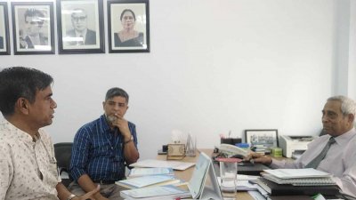 উপাচার্যের সঙ্গে কথা বলছেন ইউজিসি প্রতিনিধি দলের সদস্যরা