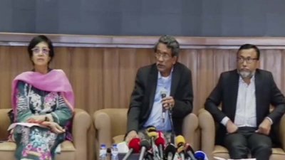 সংবাদ সম্মেলনে বক্তব্য রাখছেন সংবিধান সংস্কার কমিশনের প্রধান অধ্যাপক আলী রিয়াজ
