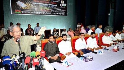 সাদেক হোসেন খোকার পঞ্চম মৃত্যুবার্ষিকী উপলক্ষে আয়োজিত সভায় বক্তব্য রাখছেন  মির্জা ফখরুল ইসলাম আলমগীর