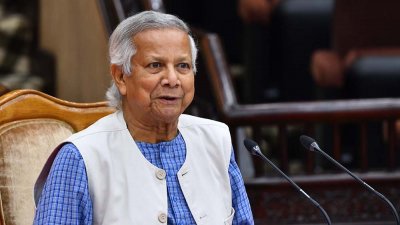 এনডিসি ও এফডব্লিউসি কোর্সের সদস্যদের উদ্দেশে বক্তব্য রাখছেন ড. মুহাম্মদ ইউনূস, ছবি: পিআইডি