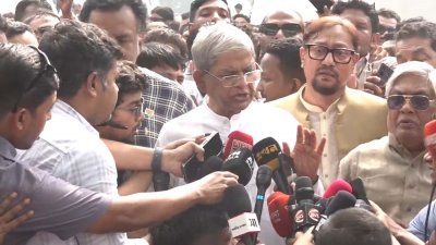 সাংবাদিকদের সঙ্গে কথা বলছেন মির্জা ফখরুল ইসলাম আলমগীর