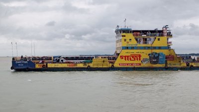 ২ ঘণ্টা ৪৫ মিনিট বন্ধ থাকার পর ফেরি চলাচল স্বাভাবিক হয়েছে