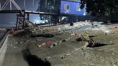 গঙ্গা নদীতে দেখা দিয়েছে ভাঙন।