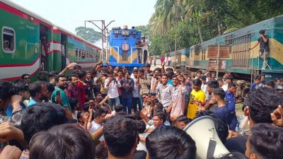 ট্রেন আটকে জেলা ছাত্রদলের বিক্ষোভ