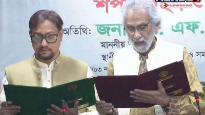 মেয়র হিসেবে শপথ নিয়েছেন ডা. শাহাদাত হোসেনকে শপথ বাক্য পাঠ করান স্থানীয় সরকার  উপদেষ্টা এ এফ হাসান আরিফ