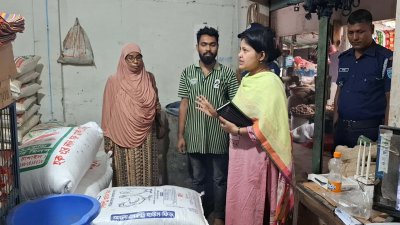 নিষিদ্ধ পলিথিন ব্যবহার করায় ছয় ব্যবসায়ীকে জরিমানা করা হয়েছে