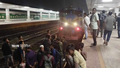 আসন না পাওয়ায় খুলনা থেকে চিলাহাটিগামী সীমান্ত এক্সপ্রেস ট্রেনটি প্রায় দুই ঘণ্টা আটকে রেখেছেন শিক্ষার্থীরা