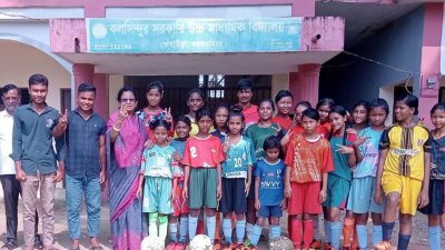 গ্রামের মেয়েদের এই সাফল্যে কলসিন্দুর স্কুল অ্যান্ড কলেজ মাঠে বৃহস্পতিবার দুপুরে মিষ্টিমুখের আয়োজন করা হয়