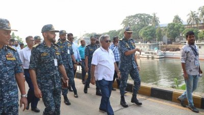 পানগাঁ নদী বন্দর ও আনন্দ শিপইয়ার্ডসহ কয়েকটি প্রকল্পের কার্যক্রম পরিদর্শন করেন নৌ উপদেষ্টা এম সাখাওয়াত হোসেন