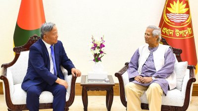 প্রধান উপদেষ্টা ড. মুহাম্মদ ইউনূসের সঙ্গে দক্ষিণ কোরিয়ার রাষ্ট্রদূত পার্ক ইয়ং-সিক (ছবি: ফোকাস বাংলা)
