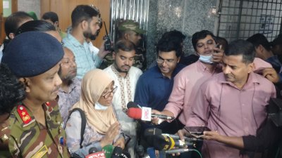 চট্টগ্রাম মেডিক্যাল কলেজ (চমেক) হাসপাতাল পরিদর্শন শেষে সাংবাদিকদের সঙ্গে কথা বলছেন স্বাস্থ্য ও পরিবার কল্যাণ উপদেষ্টা নূরজাহান বেগম