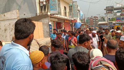 দোকানের সংস্কারকাজ করছিলেন দুই শ্রমিক