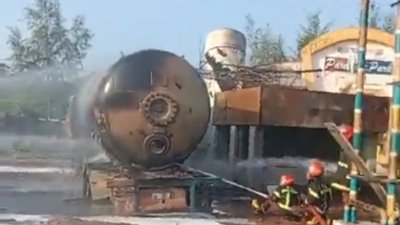 আগুনে পোড়া গ্যাস পাম্প