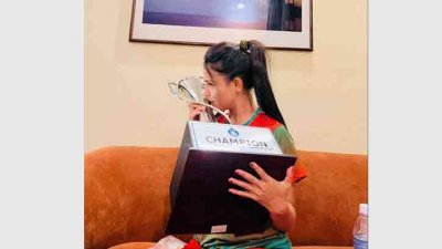 ট্রফিতে চুমু দিচ্ছেন সানজিদা