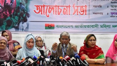 আলোচনা সভায় বক্তব্য রাখছেন মির্জা ফখরুল ইসলাম আলমগীর