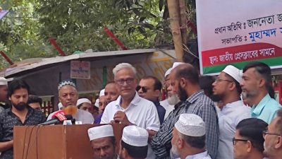 বক্তব্য দিচ্ছেন  জয়নুল আবদিন ফারুক